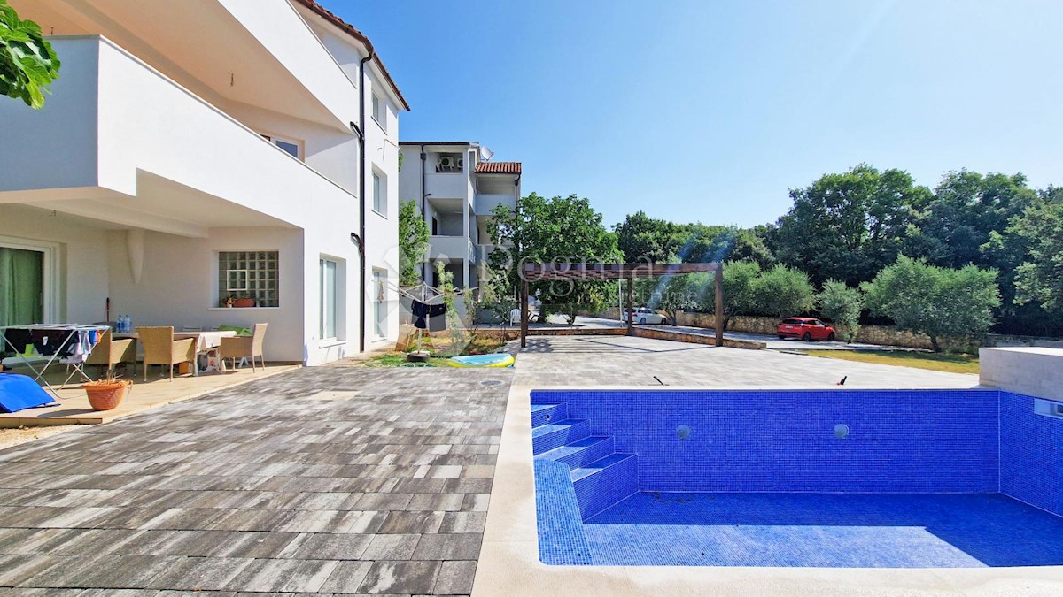 CASA CON 3 APPARTAMENTI, CIASCUNO DI 106 M2, VISTA MARE, 300 M DAL MARE, PISCINA - POSIZIONE TOP!