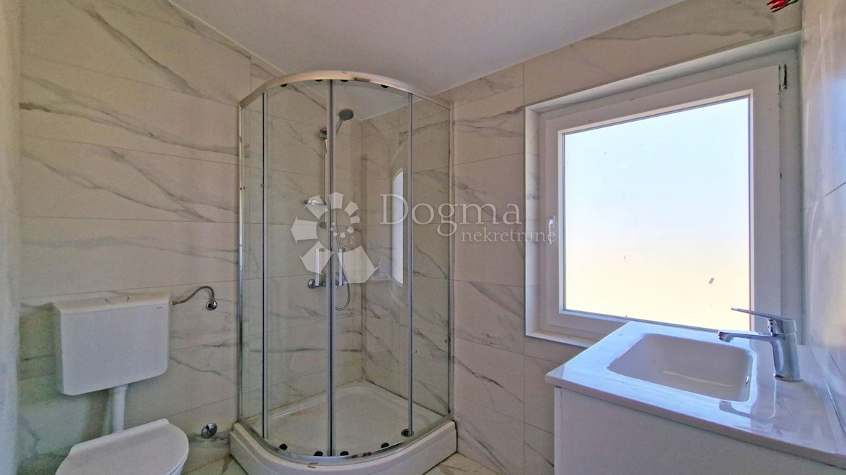 CASA CON 3 APPARTAMENTI, CIASCUNO DI 106 M2, VISTA MARE, 300 M DAL MARE, PISCINA - POSIZIONE TOP!