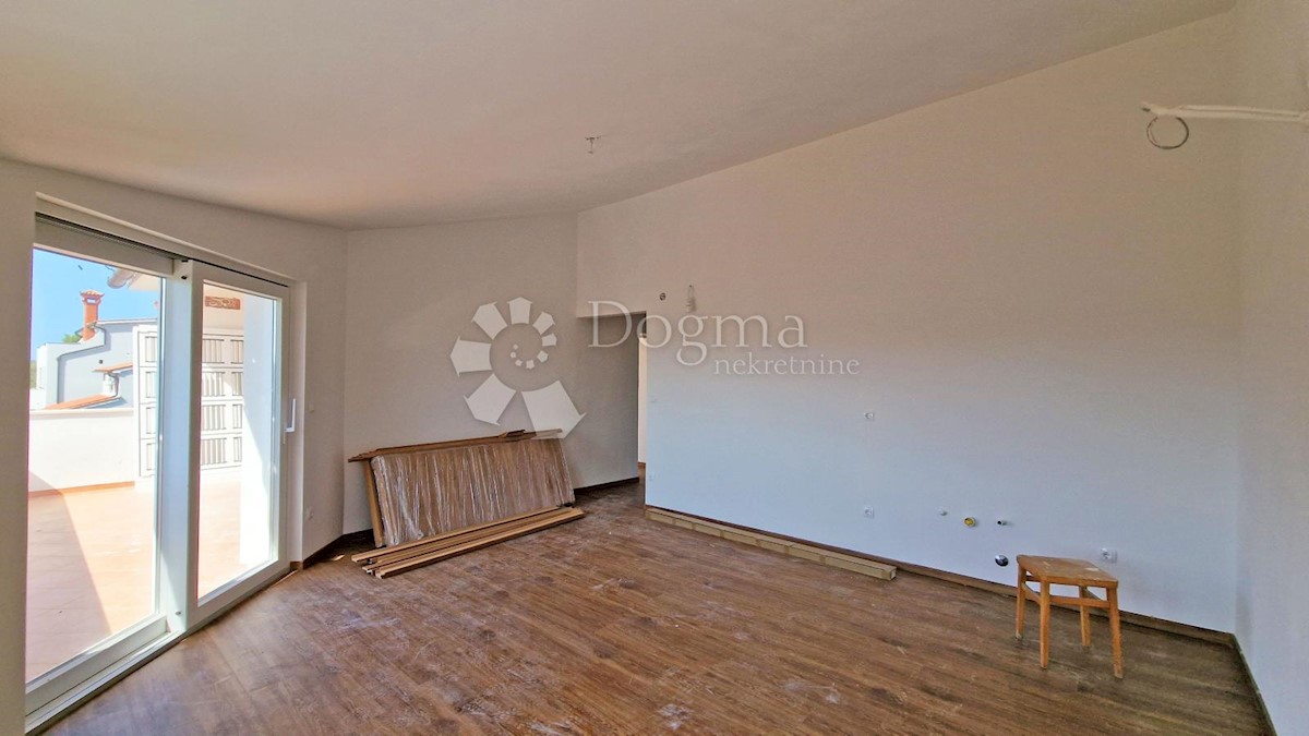CASA CON 3 APPARTAMENTI, CIASCUNO DI 106 M2, VISTA MARE, 300 M DAL MARE, PISCINA - POSIZIONE TOP!