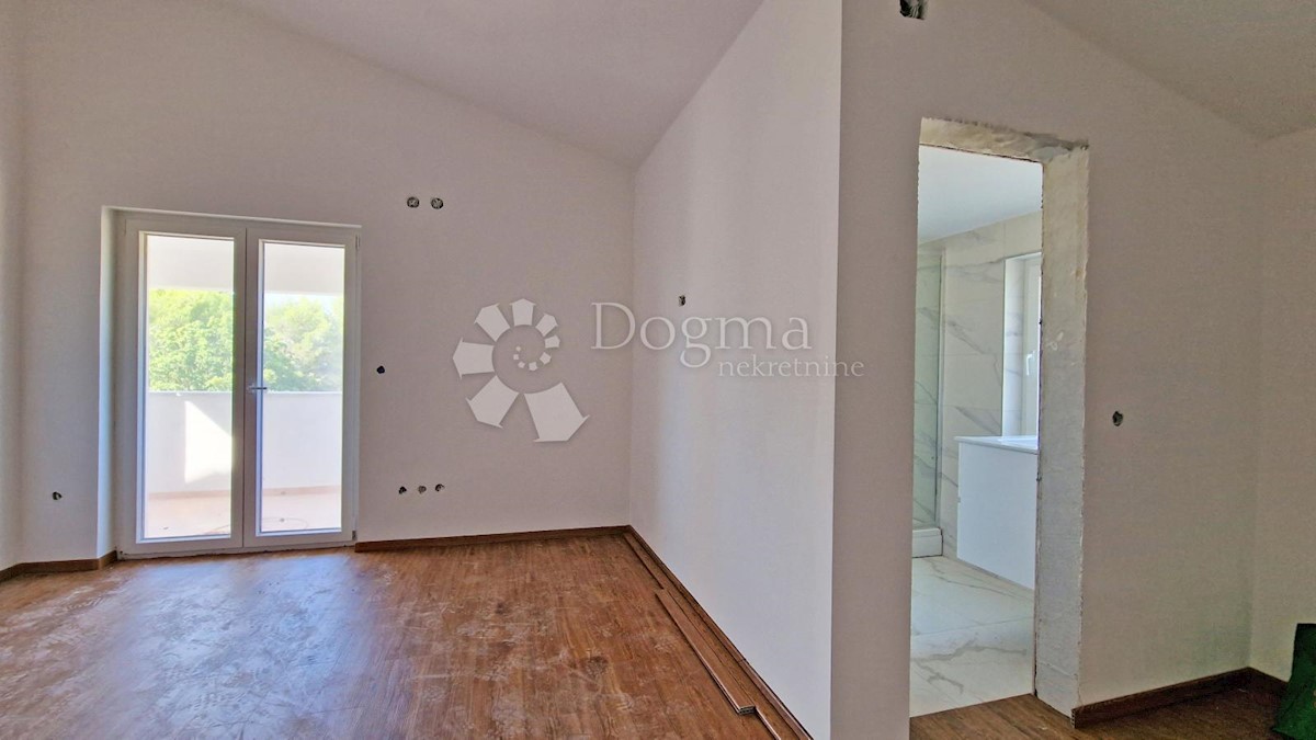 CASA CON 3 APPARTAMENTI, CIASCUNO DI 106 M2, VISTA MARE, 300 M DAL MARE, PISCINA - POSIZIONE TOP!