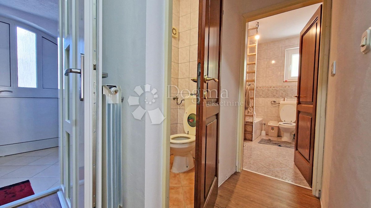 CASA CON 3 APPARTAMENTI, CIASCUNO DI 106 M2, VISTA MARE, 300 M DAL MARE, PISCINA - POSIZIONE TOP!