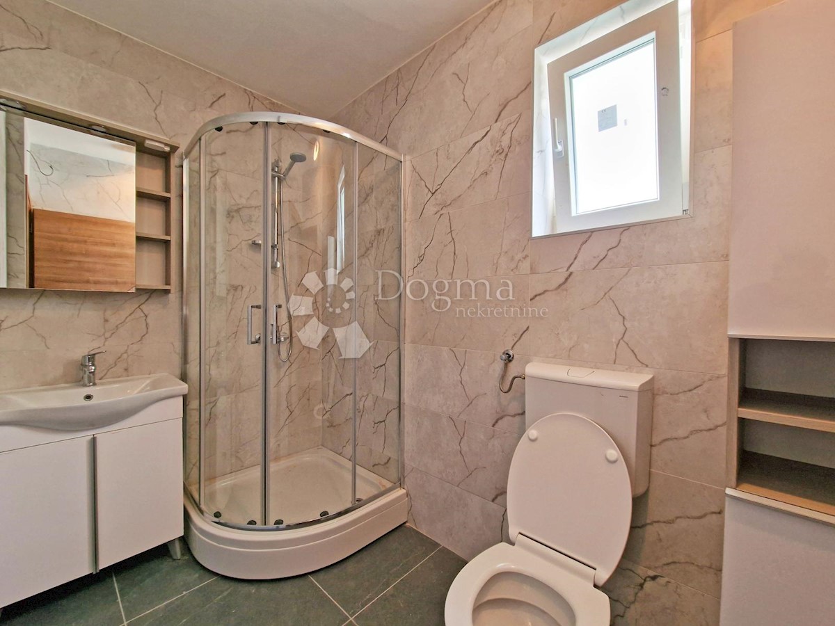 CASA CON 3 APPARTAMENTI, CIASCUNO DI 106 M2, VISTA MARE, 300 M DAL MARE, PISCINA - POSIZIONE TOP!