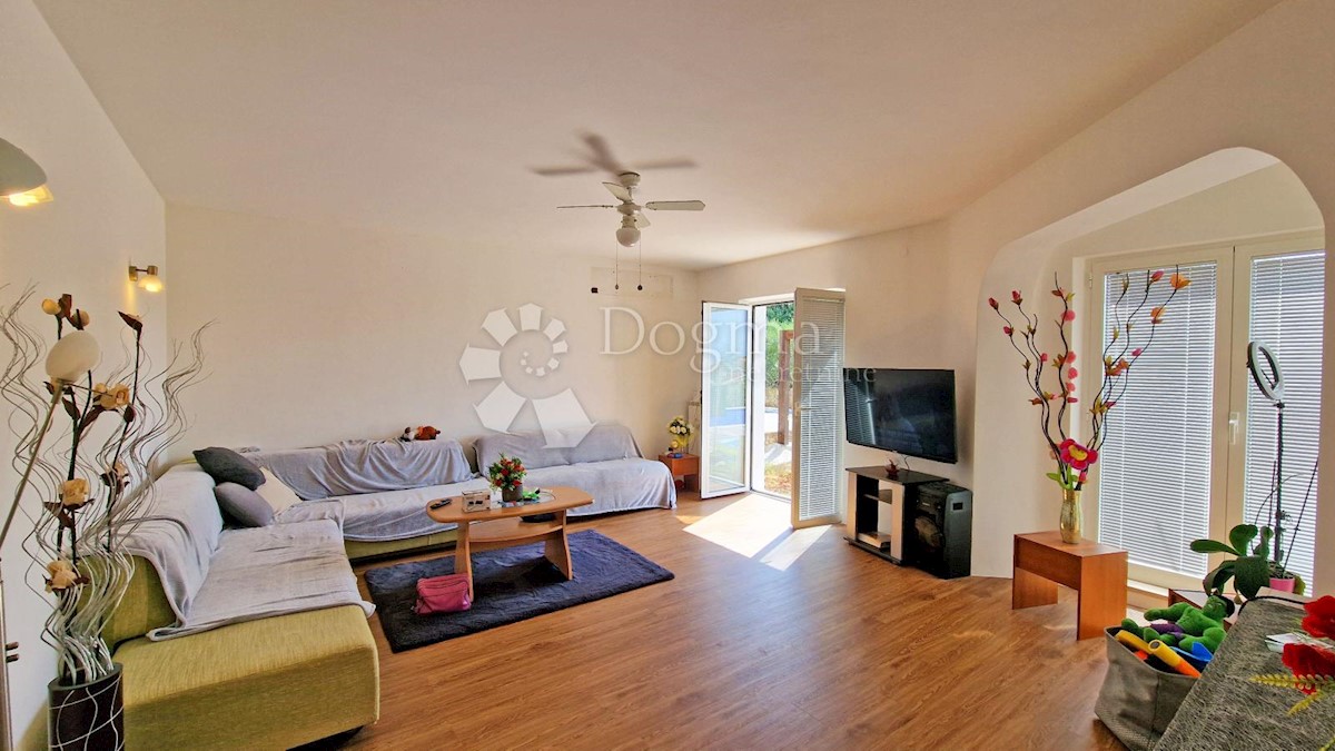 CASA CON 3 APPARTAMENTI, CIASCUNO DI 106 M2, VISTA MARE, 300 M DAL MARE, PISCINA - POSIZIONE TOP!