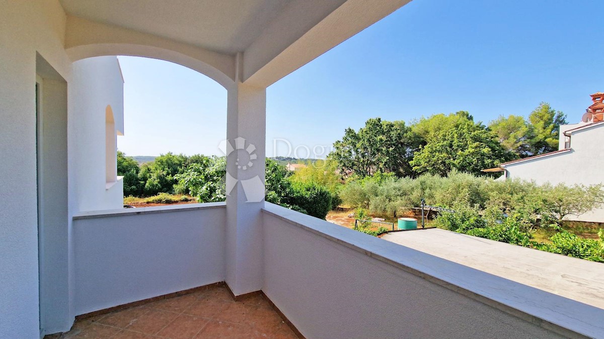 CASA CON 3 APPARTAMENTI, CIASCUNO DI 106 M2, VISTA MARE, 300 M DAL MARE, PISCINA - POSIZIONE TOP!