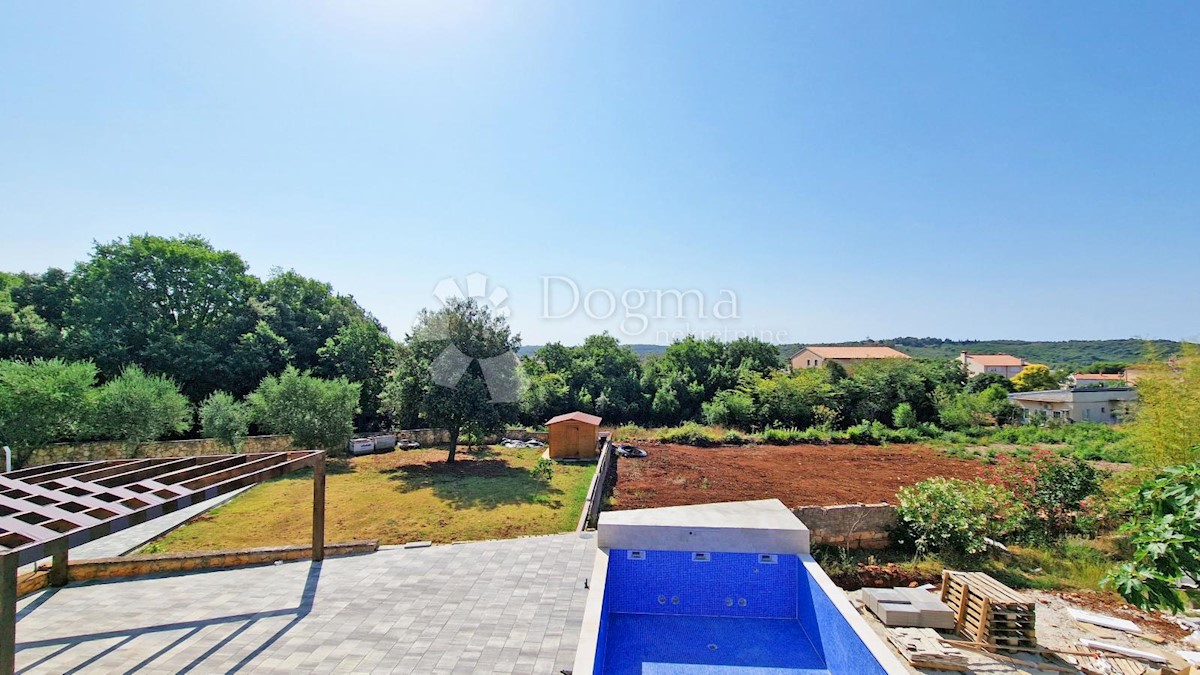 CASA CON 3 APPARTAMENTI, CIASCUNO DI 106 M2, VISTA MARE, 300 M DAL MARE, PISCINA - POSIZIONE TOP!