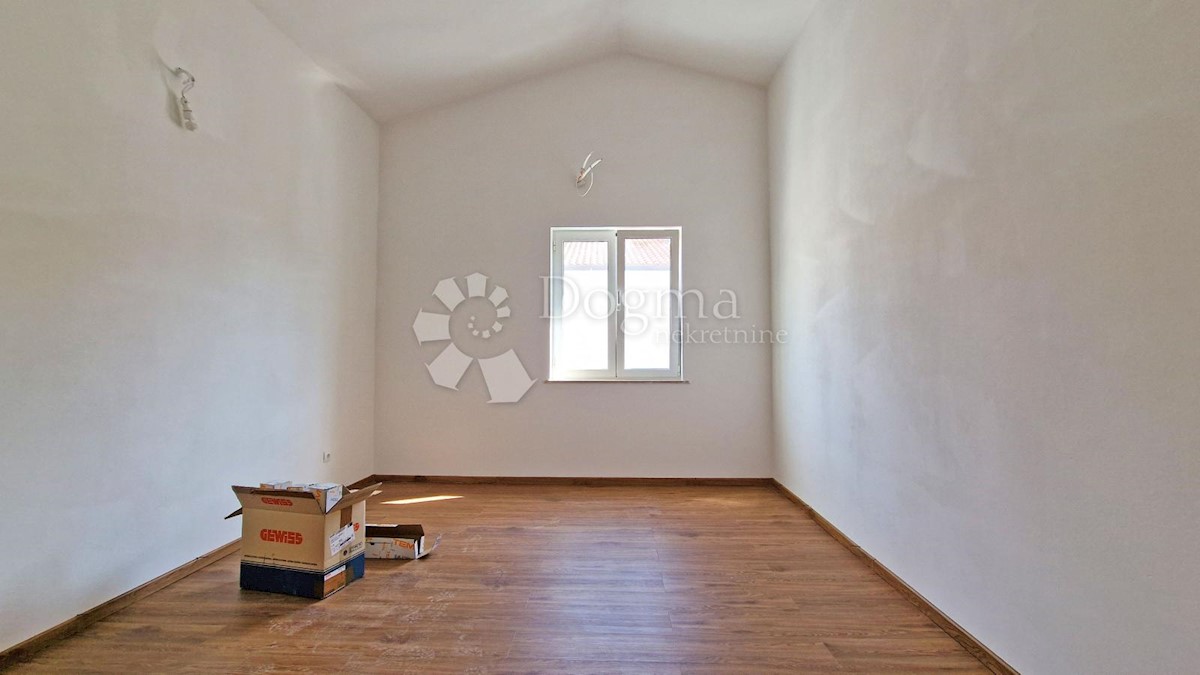 CASA CON 3 APPARTAMENTI, CIASCUNO DI 106 M2, VISTA MARE, 300 M DAL MARE, PISCINA - POSIZIONE TOP!