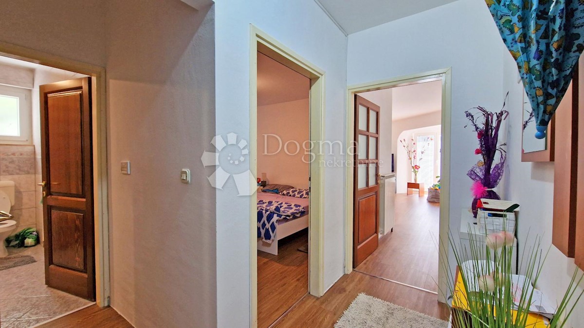 CASA CON 3 APPARTAMENTI, CIASCUNO DI 106 M2, VISTA MARE, 300 M DAL MARE, PISCINA - POSIZIONE TOP!