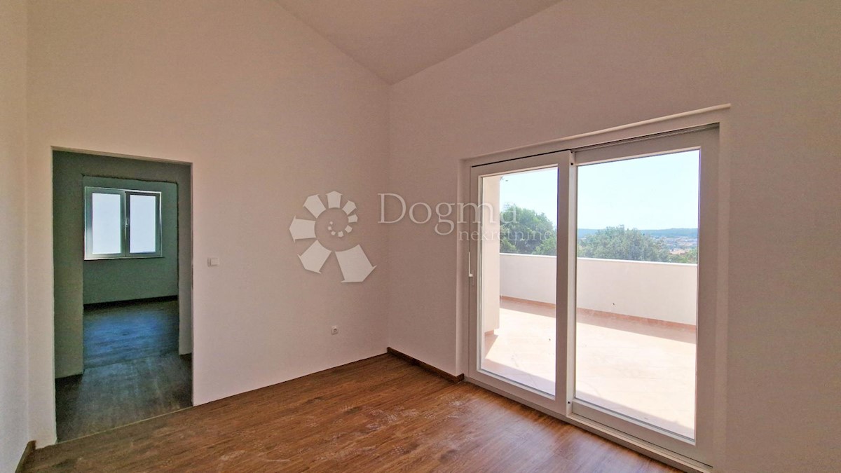 CASA CON 3 APPARTAMENTI, CIASCUNO DI 106 M2, VISTA MARE, 300 M DAL MARE, PISCINA - POSIZIONE TOP!
