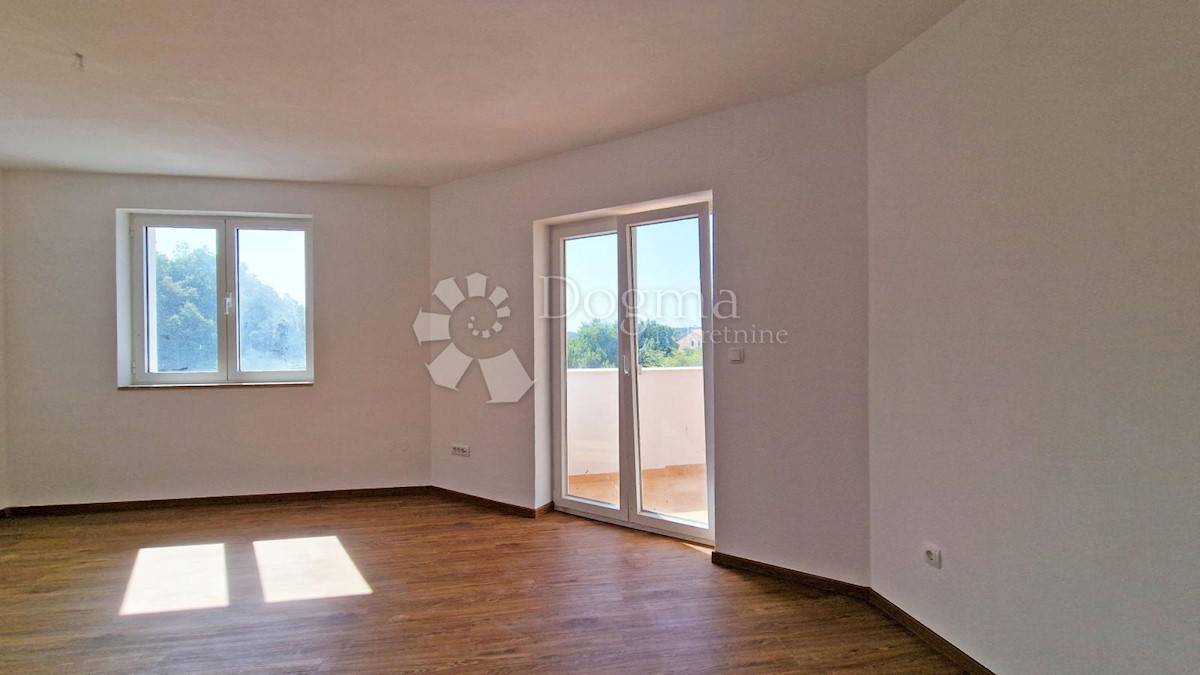 CASA CON 3 APPARTAMENTI, CIASCUNO DI 106 M2, VISTA MARE, 300 M DAL MARE, PISCINA - POSIZIONE TOP!