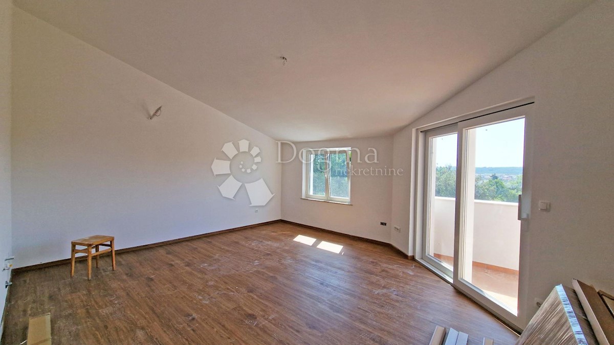 CASA CON 3 APPARTAMENTI, CIASCUNO DI 106 M2, VISTA MARE, 300 M DAL MARE, PISCINA - POSIZIONE TOP!