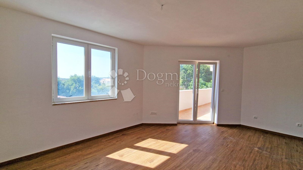 CASA CON 3 APPARTAMENTI, CIASCUNO DI 106 M2, VISTA MARE, 300 M DAL MARE, PISCINA - POSIZIONE TOP!