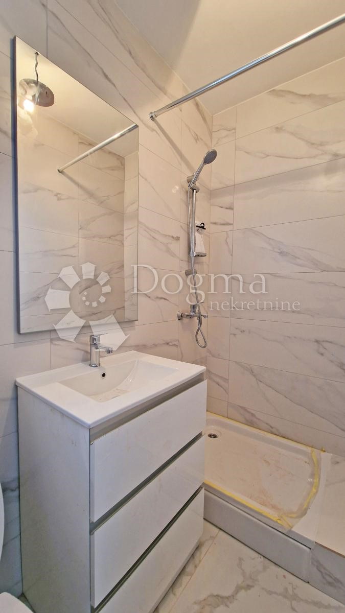 CASA CON 3 APPARTAMENTI, CIASCUNO DI 106 M2, VISTA MARE, 300 M DAL MARE, PISCINA - POSIZIONE TOP!