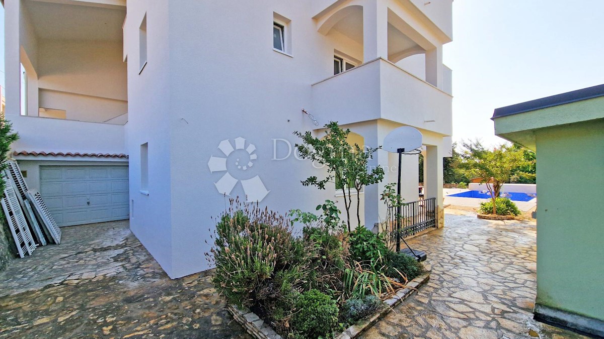 CASA CON 3 APPARTAMENTI, CIASCUNO DI 106 M2, VISTA MARE, 300 M DAL MARE, PISCINA - POSIZIONE TOP!