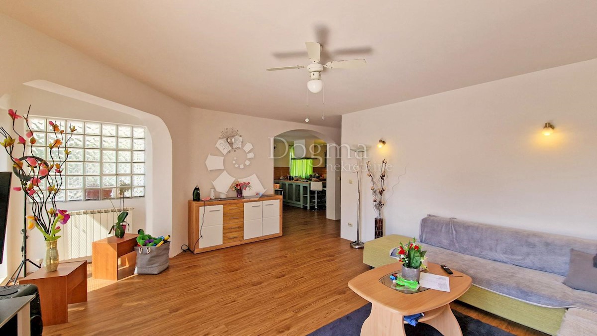CASA CON 3 APPARTAMENTI, CIASCUNO DI 106 M2, VISTA MARE, 300 M DAL MARE, PISCINA - POSIZIONE TOP!