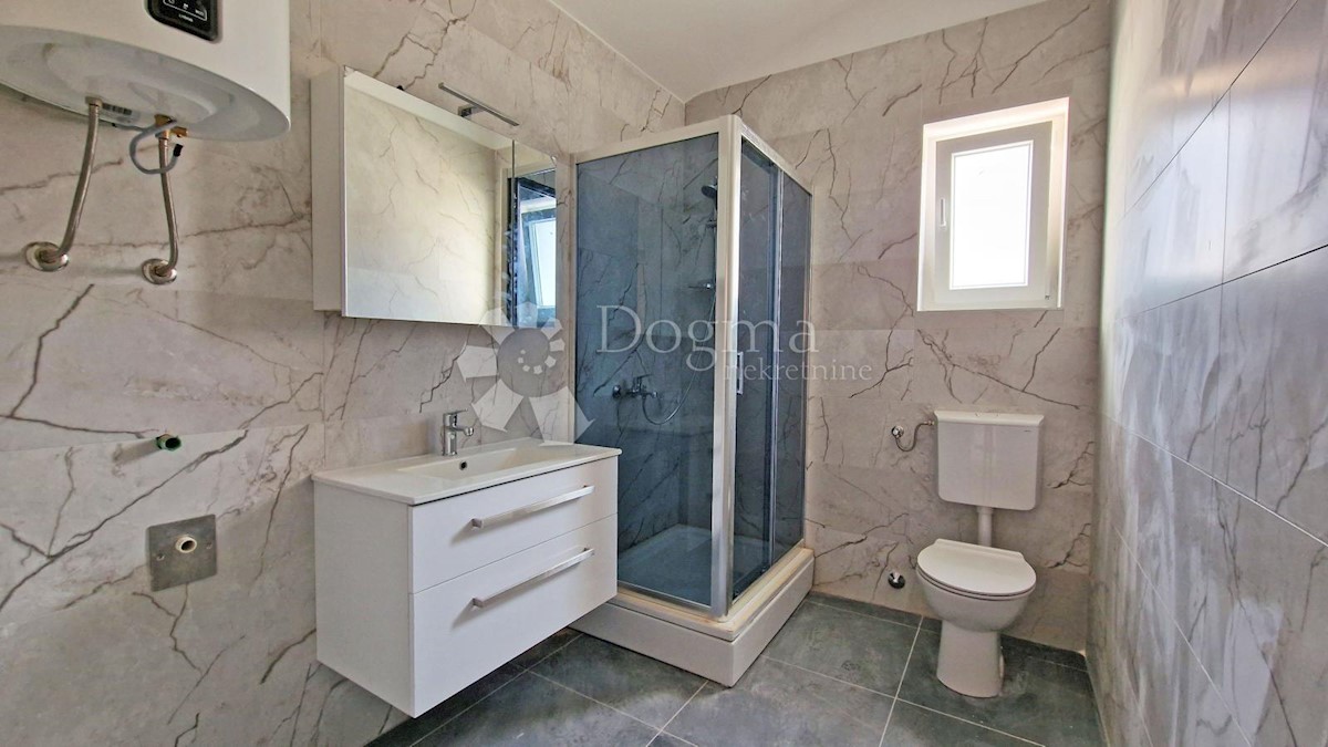 CASA CON 3 APPARTAMENTI, CIASCUNO DI 106 M2, VISTA MARE, 300 M DAL MARE, PISCINA - POSIZIONE TOP!