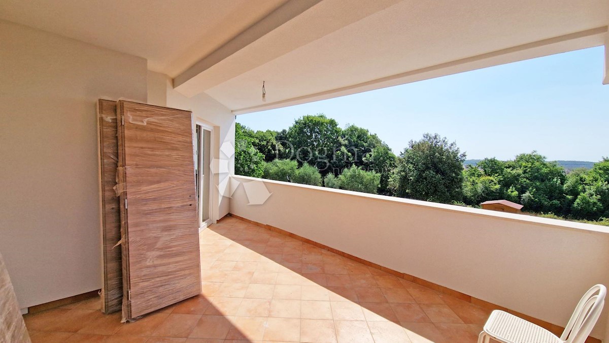 CASA CON 3 APPARTAMENTI, CIASCUNO DI 106 M2, VISTA MARE, 300 M DAL MARE, PISCINA - POSIZIONE TOP!