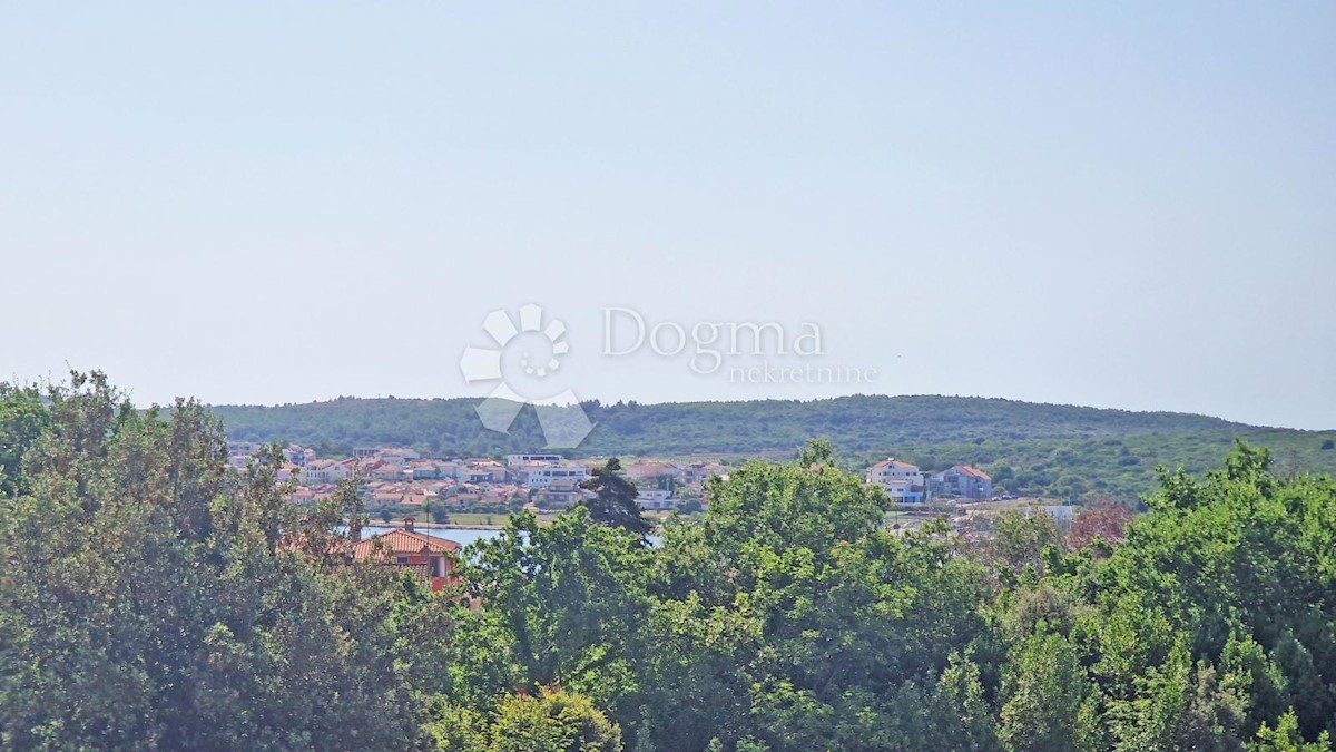 CASA CON 3 APPARTAMENTI, CIASCUNO DI 106 M2, VISTA MARE, 300 M DAL MARE, PISCINA - POSIZIONE TOP!
