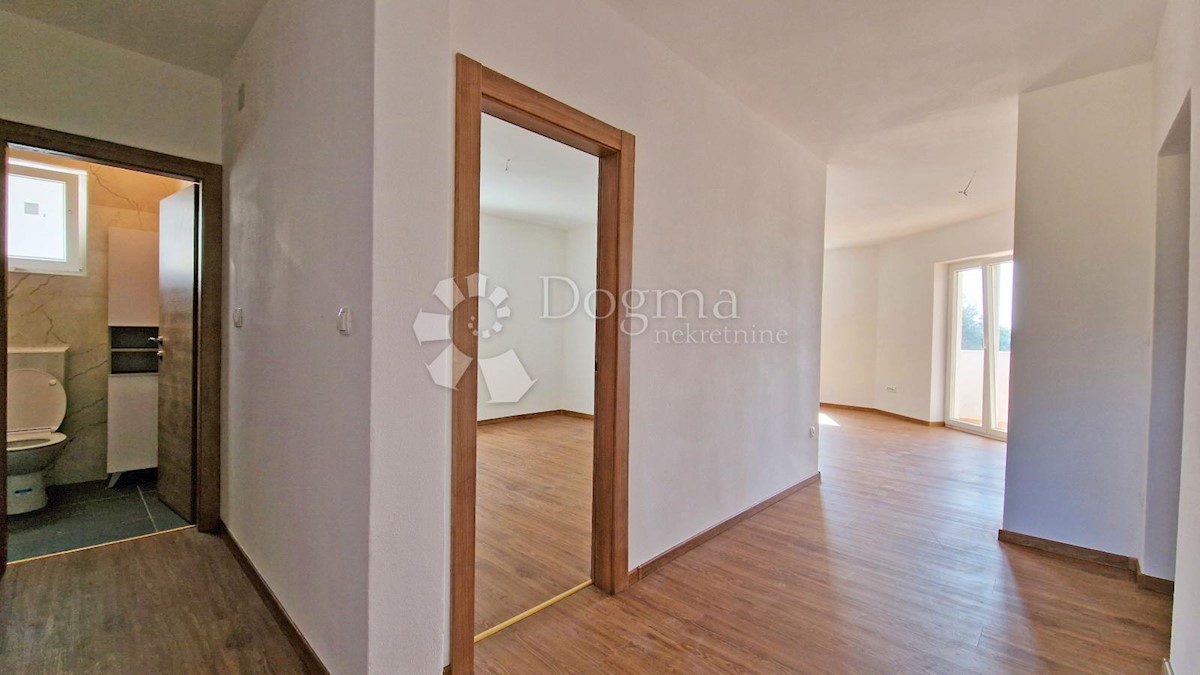 CASA CON 3 APPARTAMENTI, CIASCUNO DI 106 M2, VISTA MARE, 300 M DAL MARE, PISCINA - POSIZIONE TOP!