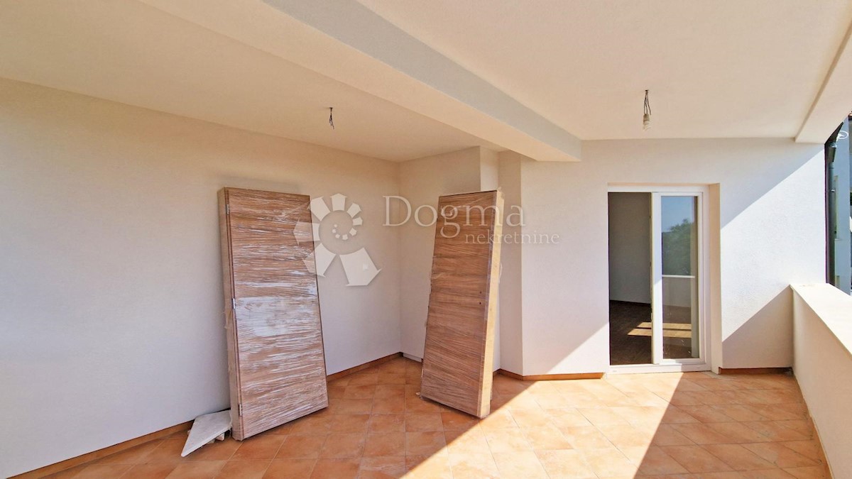 CASA CON 3 APPARTAMENTI, CIASCUNO DI 106 M2, VISTA MARE, 300 M DAL MARE, PISCINA - POSIZIONE TOP!