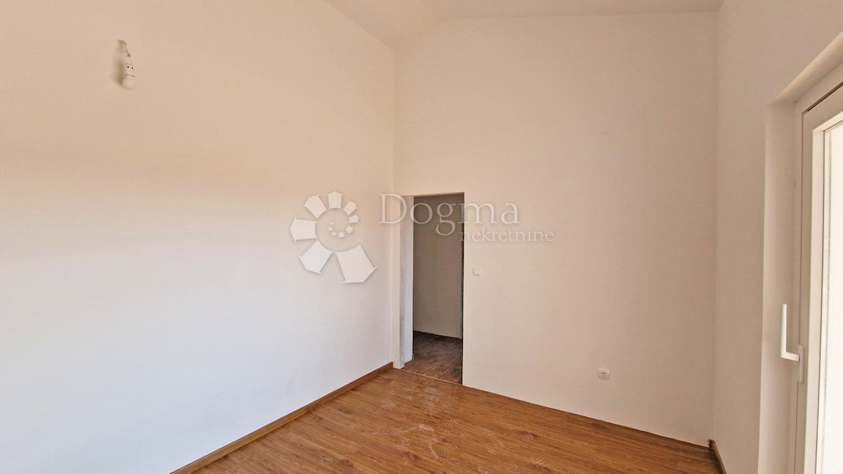 CASA CON 3 APPARTAMENTI, CIASCUNO DI 106 M2, VISTA MARE, 300 M DAL MARE, PISCINA - POSIZIONE TOP!