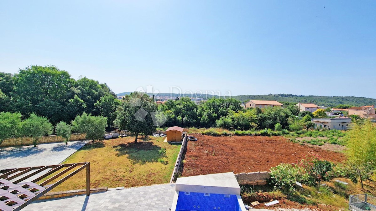 CASA CON 3 APPARTAMENTI, CIASCUNO DI 106 M2, VISTA MARE, 300 M DAL MARE, PISCINA - POSIZIONE TOP!