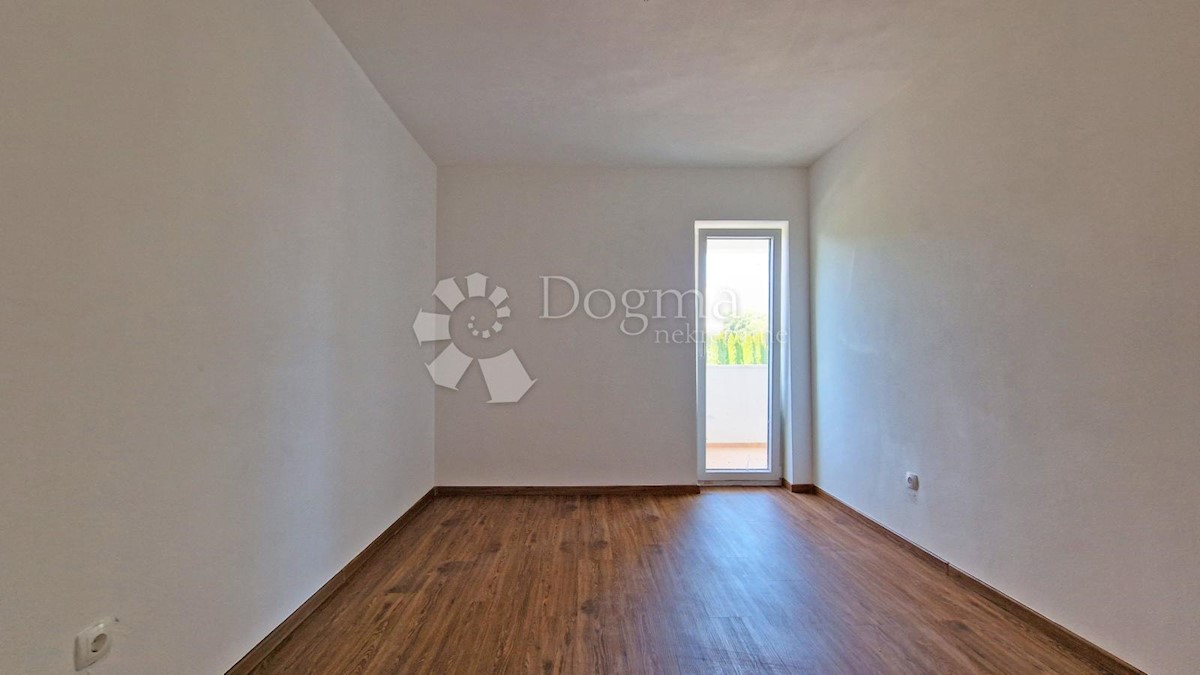 CASA CON 3 APPARTAMENTI, CIASCUNO DI 106 M2, VISTA MARE, 300 M DAL MARE, PISCINA - POSIZIONE TOP!
