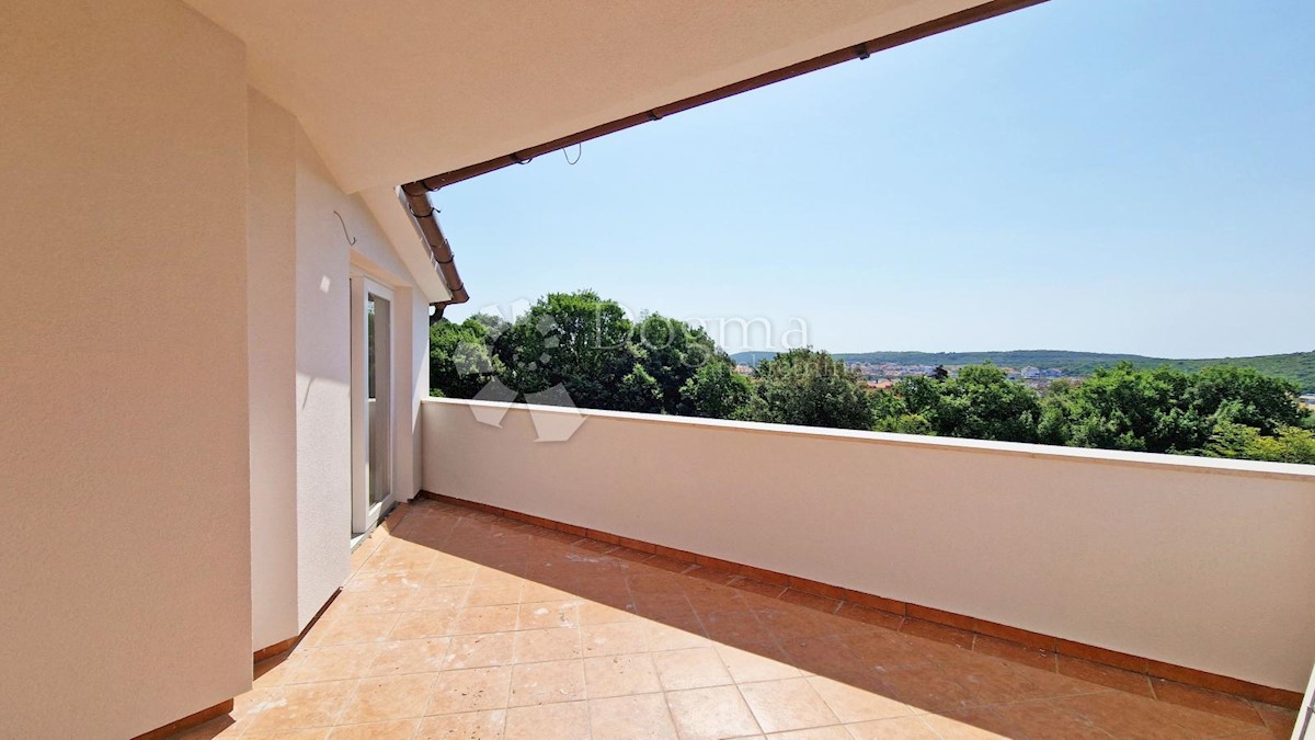 CASA CON 3 APPARTAMENTI, CIASCUNO DI 106 M2, VISTA MARE, 300 M DAL MARE, PISCINA - POSIZIONE TOP!