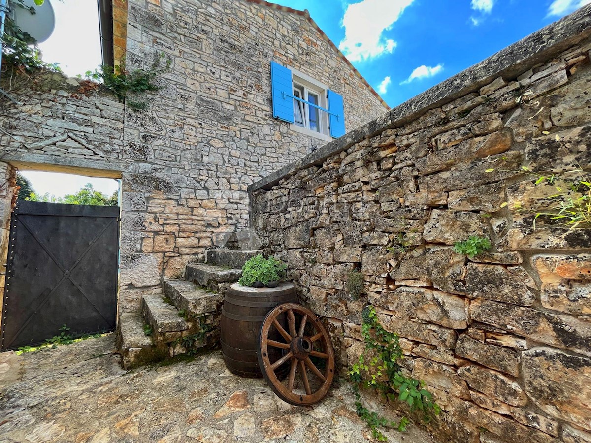 RIDOTTO!!!! STABILE CASA VACANZE CON PISCINA E GIARDINO DI 7144 mq