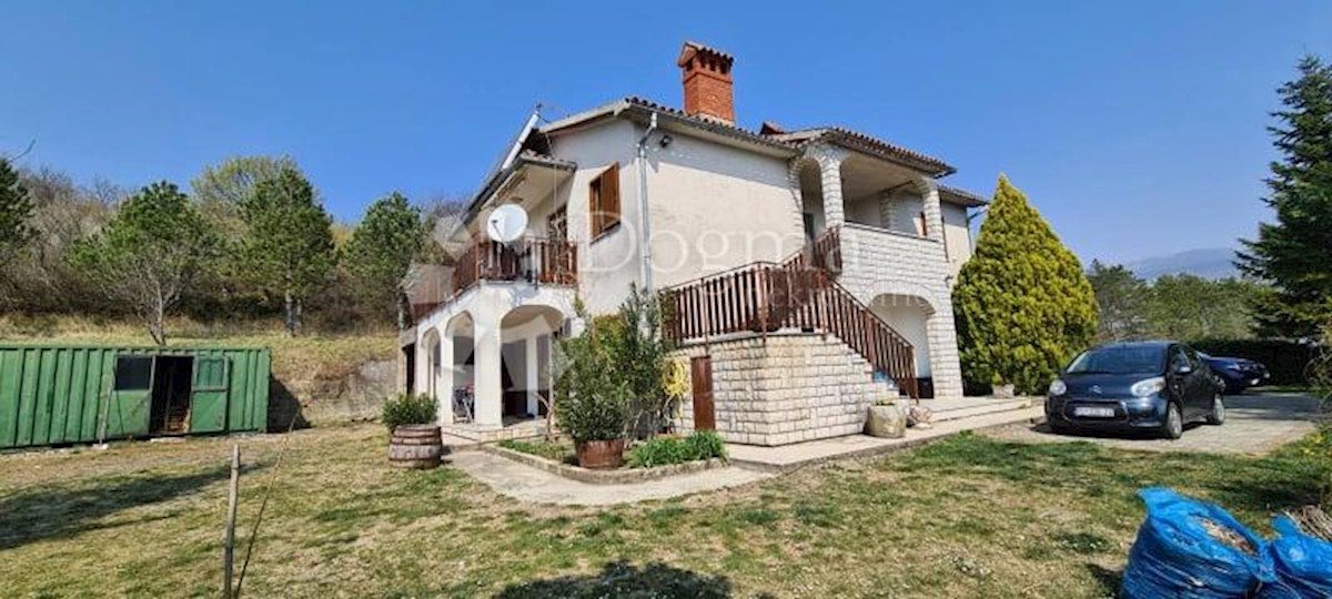 Casa con 2 appartamenti e un ampio giardino edificabile