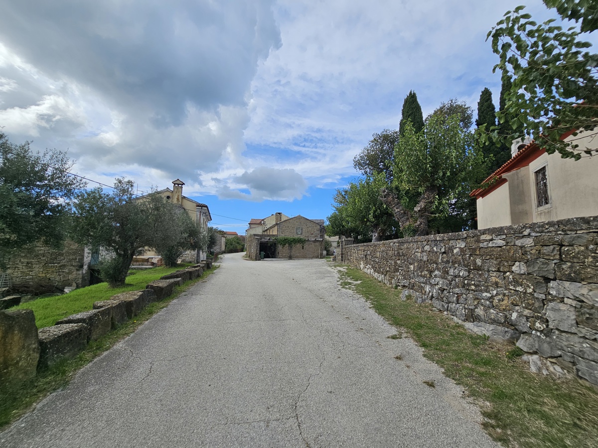 Terreno edificabile in cima alla collina con appezzamento di terreno