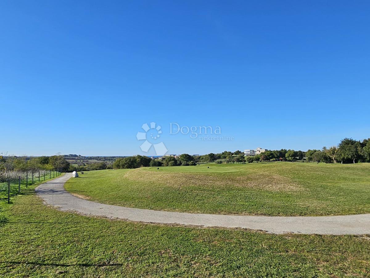 Edificio. terreno con infrastrutture