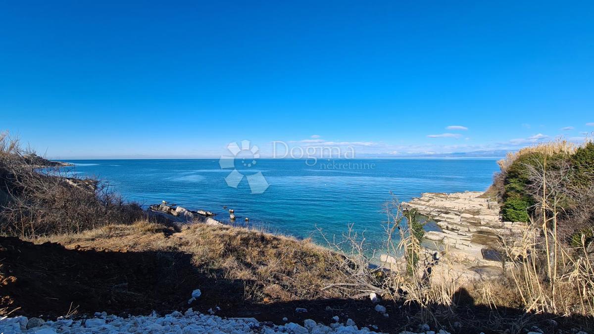 Edificio. terreno con infrastrutture