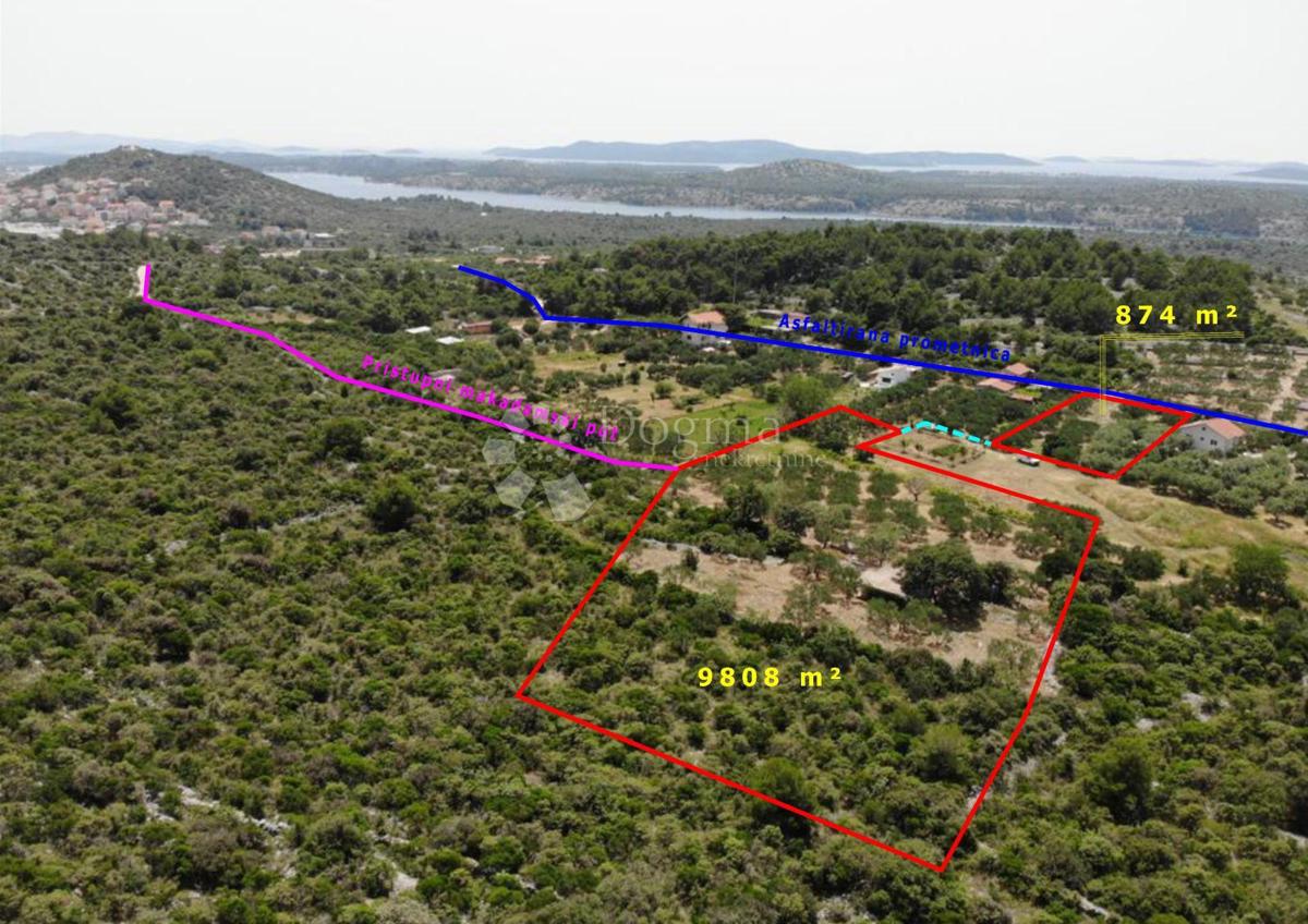 ŠIBENIK - terreno con possibilità di costruzione