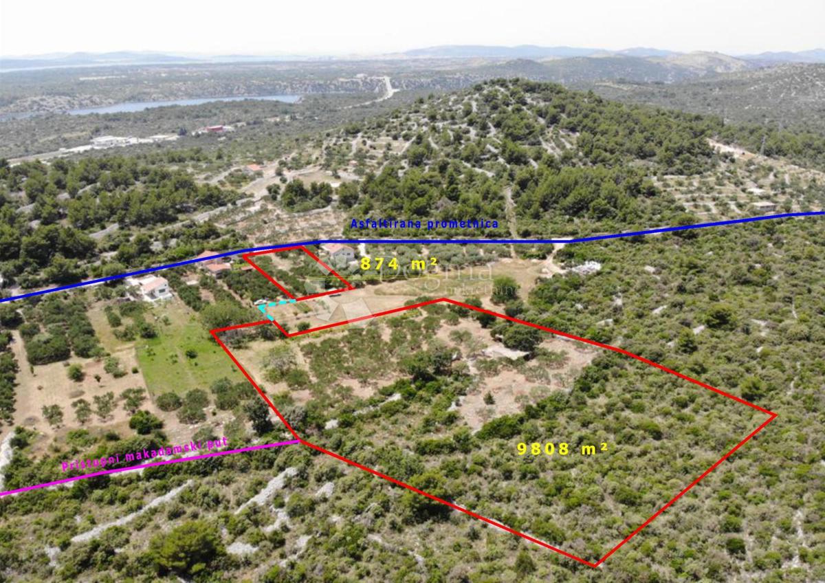 ŠIBENIK - terreno con possibilità di costruzione