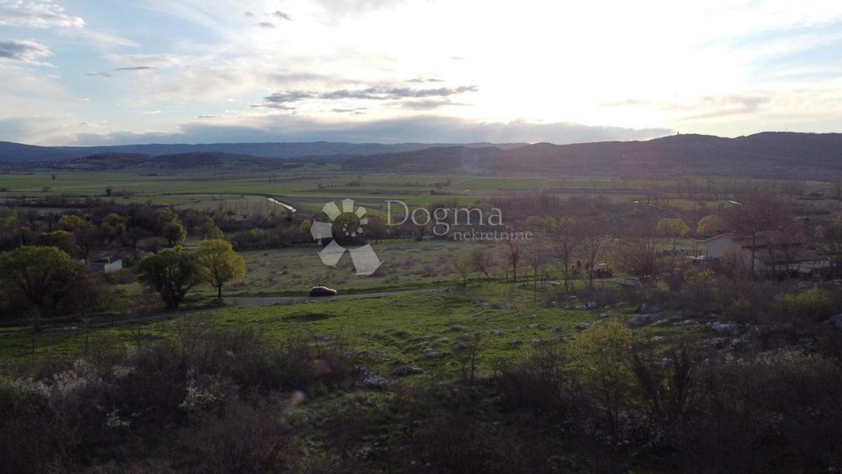 Terreno edificabile in zona isolata vicino a Labin