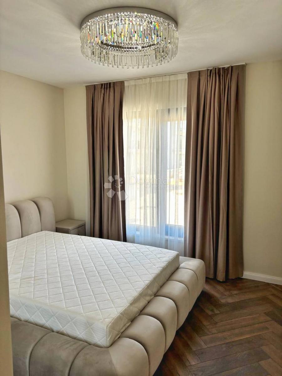 APPARTAMENTO DI LUSSO CON TRE CAMERE DA LETTO CON GIARDINO E PISCINA