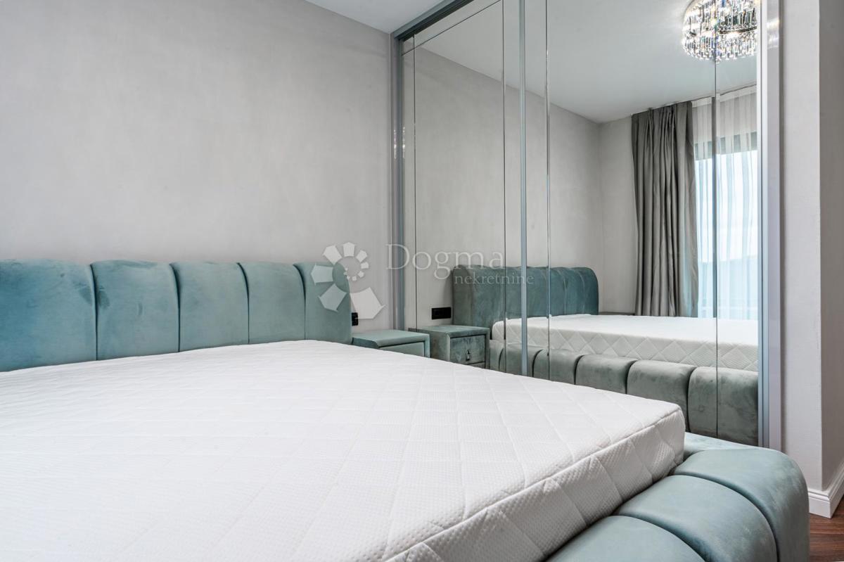 APPARTAMENTO DI LUSSO CON TRE CAMERE DA LETTO CON GIARDINO E PISCINA