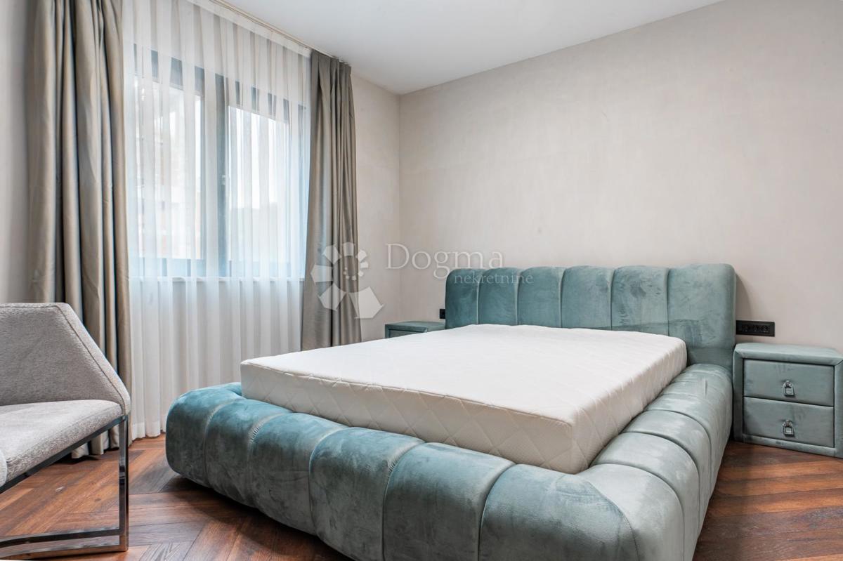 APPARTAMENTO DI LUSSO CON TRE CAMERE DA LETTO CON GIARDINO E PISCINA