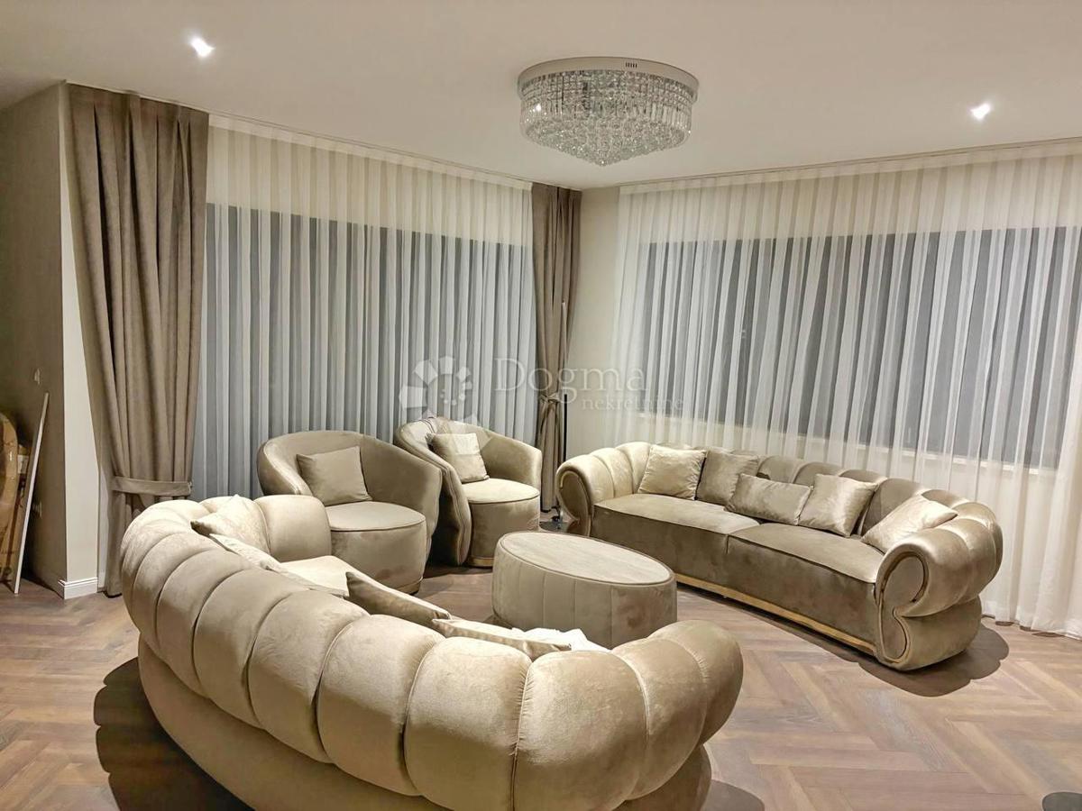 APPARTAMENTO DI LUSSO CON TRE CAMERE DA LETTO CON GIARDINO E PISCINA