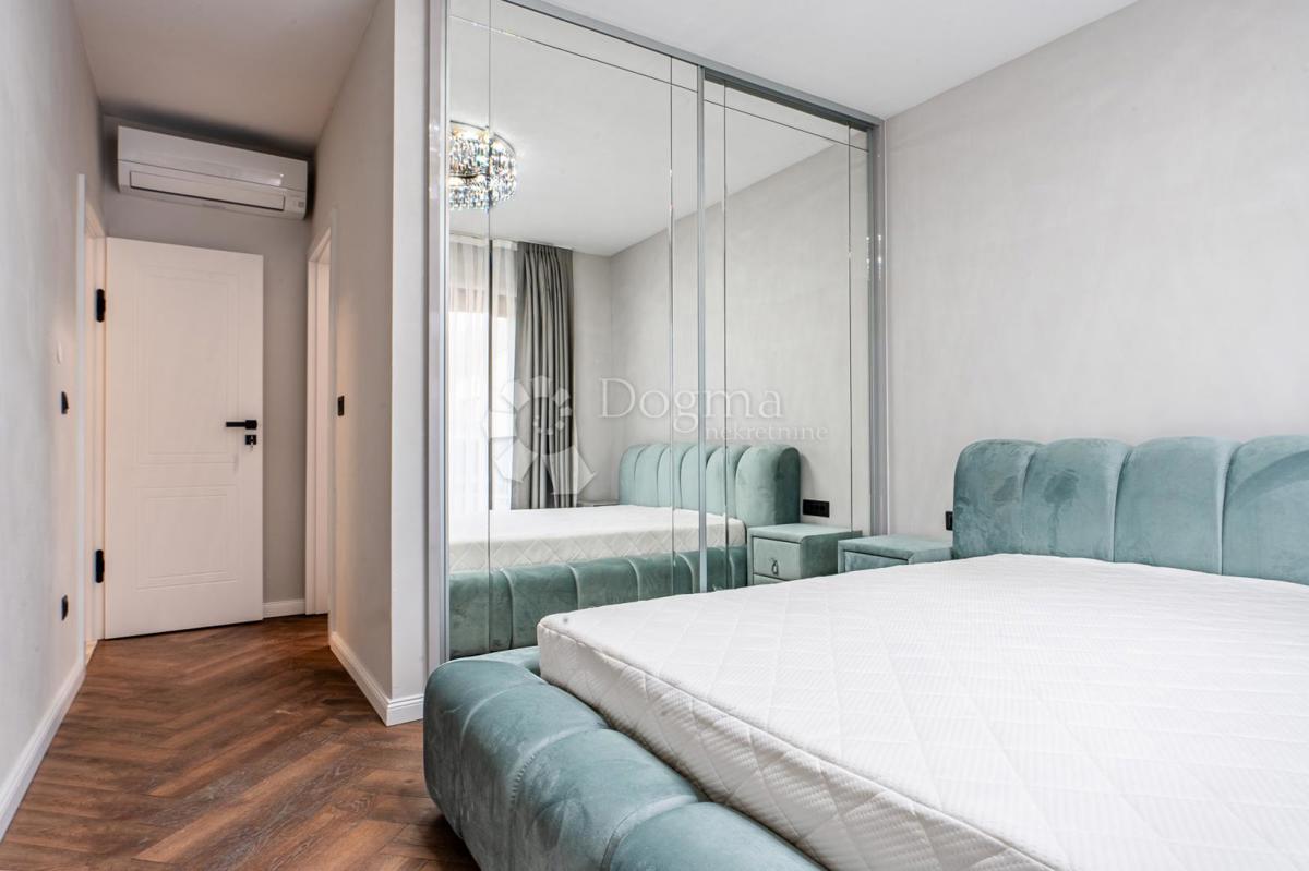 APPARTAMENTO DI LUSSO CON TRE CAMERE DA LETTO CON GIARDINO E PISCINA