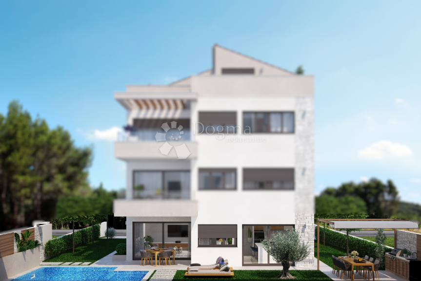 APPARTAMENTO DI LUSSO CON TRE CAMERE DA LETTO CON GIARDINO E PISCINA