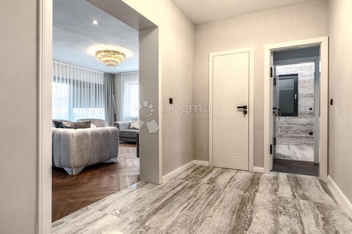 APPARTAMENTO DI LUSSO CON TRE CAMERE DA LETTO CON GIARDINO E PISCINA
