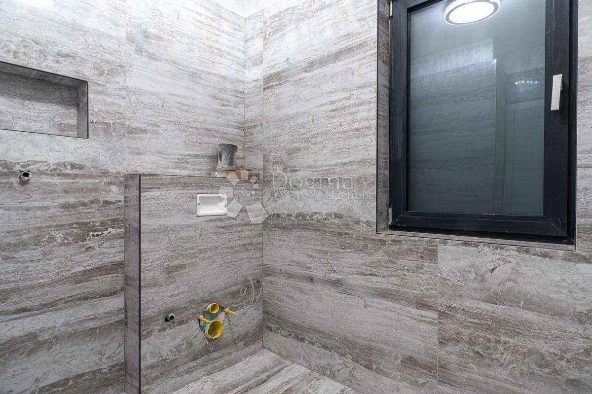 APPARTAMENTO DI LUSSO CON TRE CAMERE DA LETTO CON GIARDINO E PISCINA