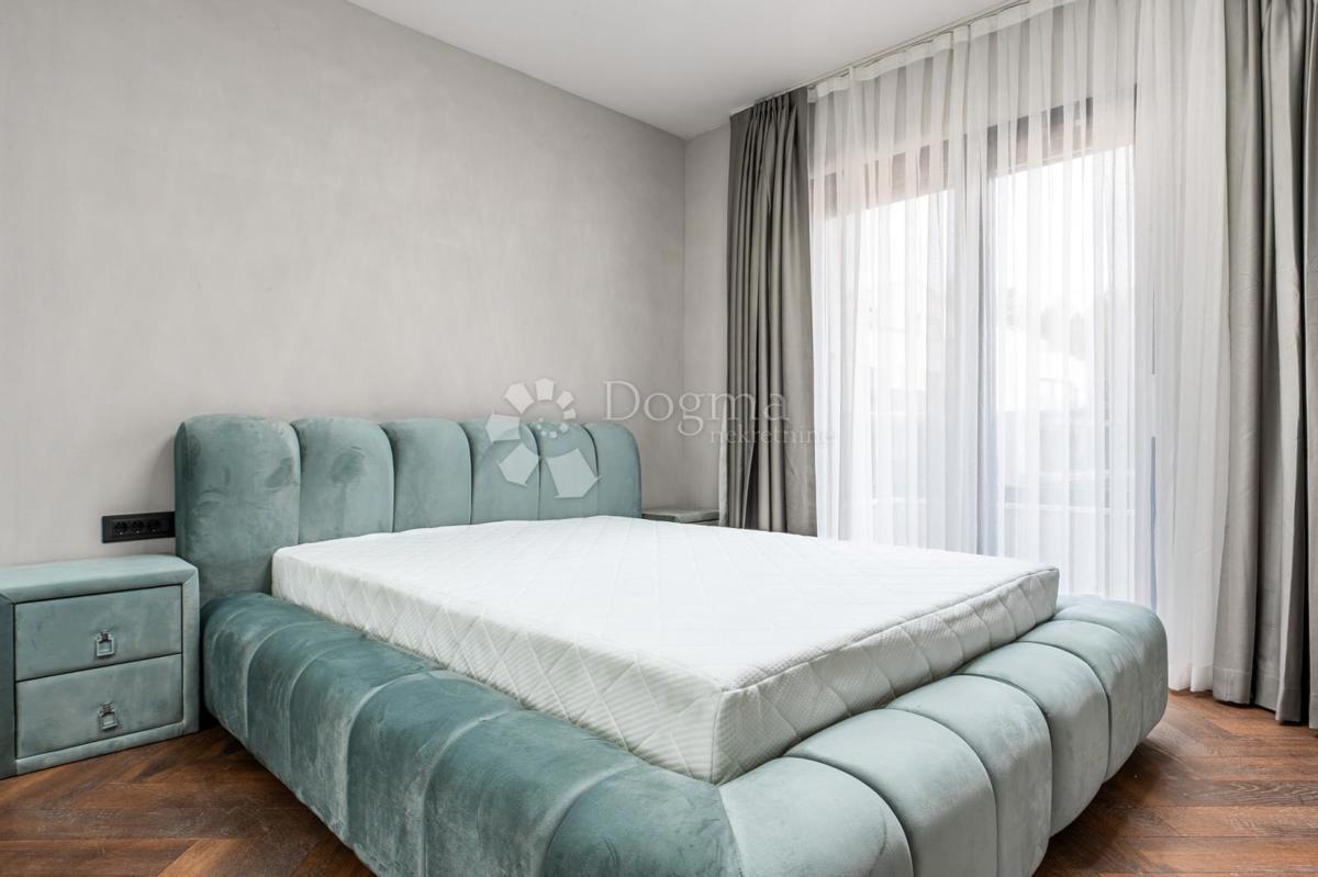 APPARTAMENTO DI LUSSO CON TRE CAMERE DA LETTO CON GIARDINO E PISCINA