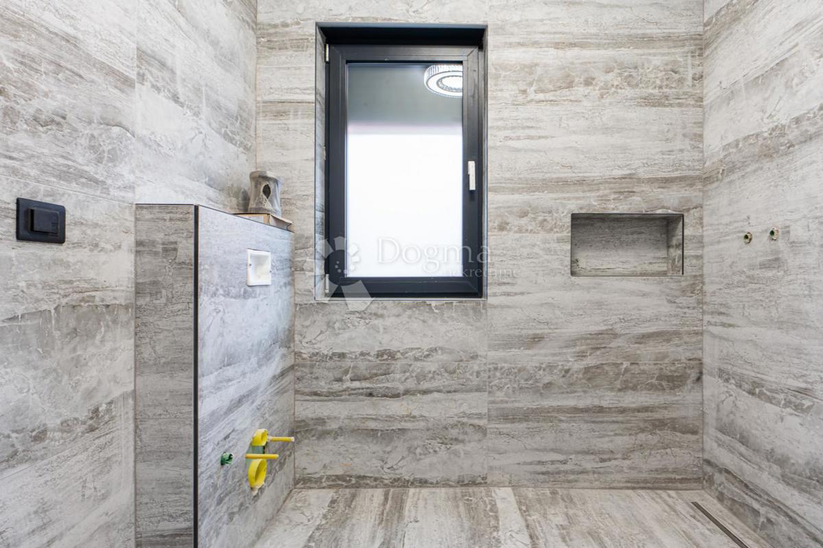 APPARTAMENTO DI LUSSO CON TRE CAMERE DA LETTO CON GIARDINO E PISCINA