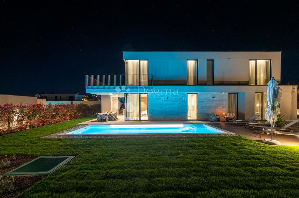 Villa esclusiva smart home, completamente attrezzata, con vista aperta