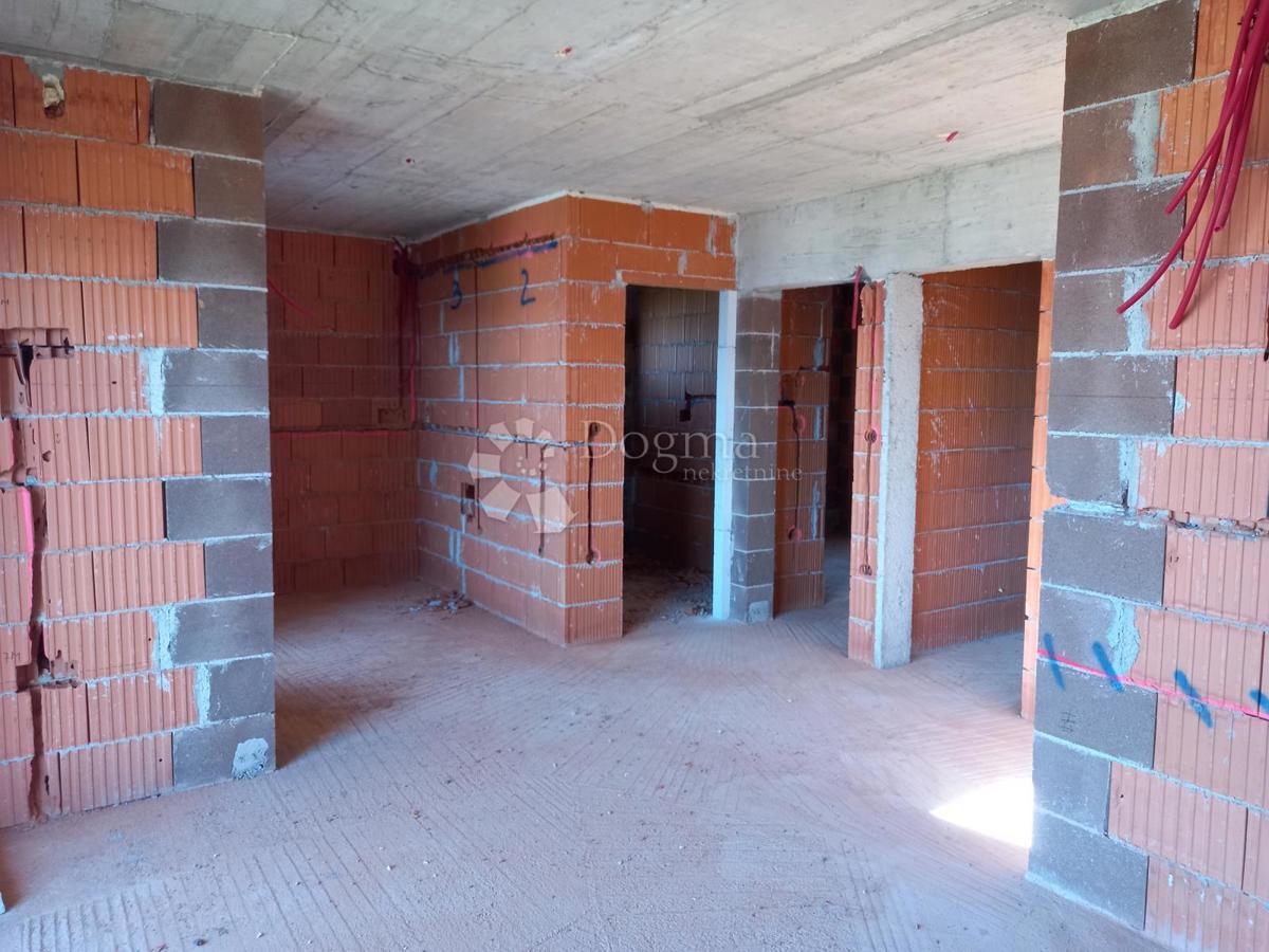 Dintorni di Novi Vinodolski, nuovo edificio con vista