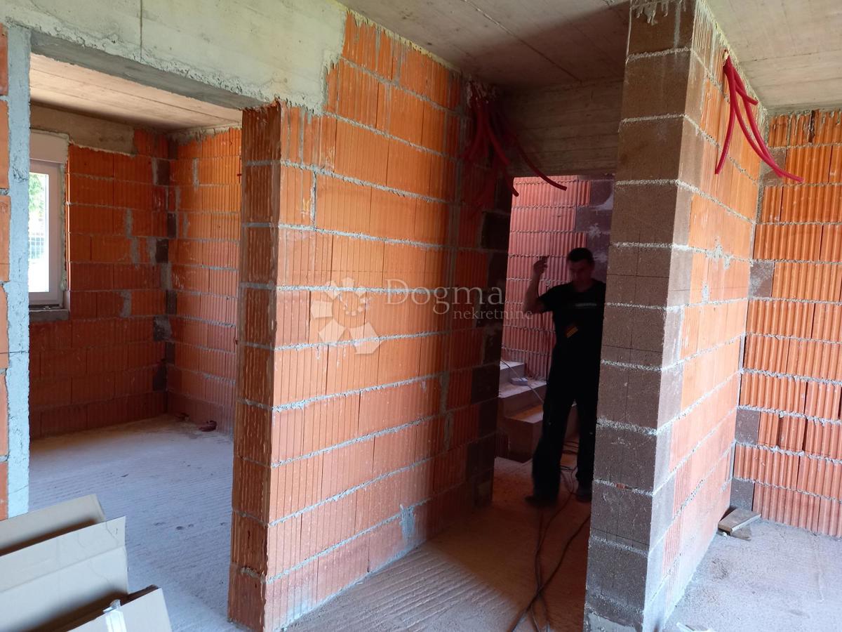 Dintorni di Novi Vinodolski, nuovo edificio con vista