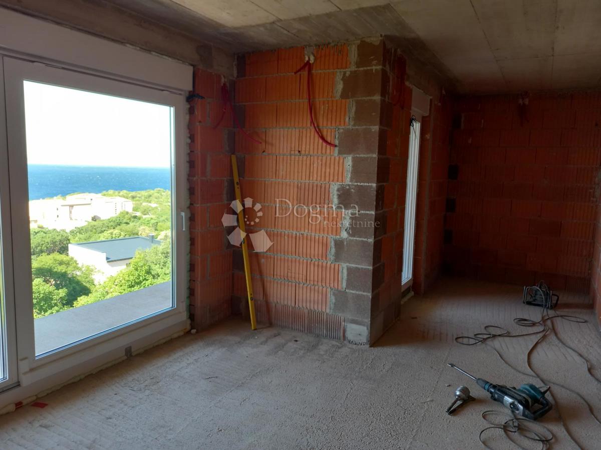 Dintorni di Novi Vinodolski, nuovo edificio con vista