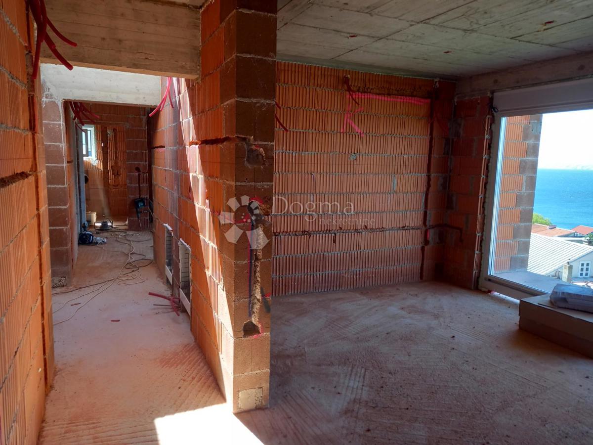 Dintorni di Novi Vinodolski, nuovo edificio con vista